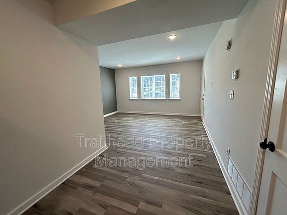 4th image of 304 E Gregory Blvd #1W