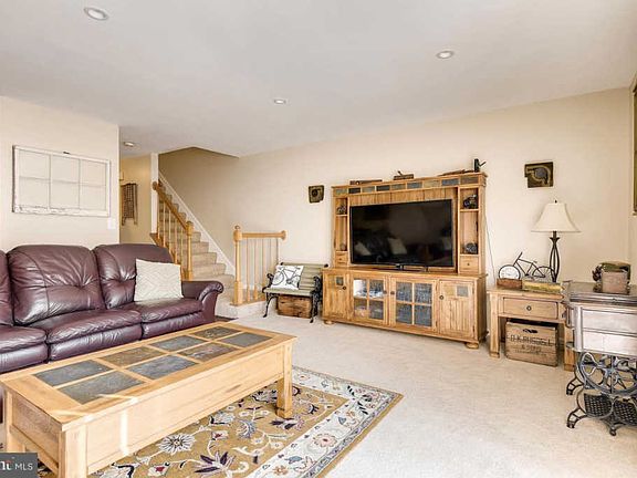 3rd image of 1443 Valbrook Ct N