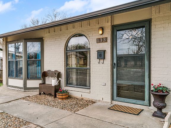 3rd image of 133 Redwood Pl