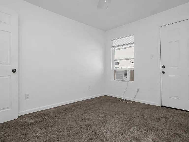 709 W Sam Rayburn Dr #E — Photo 10