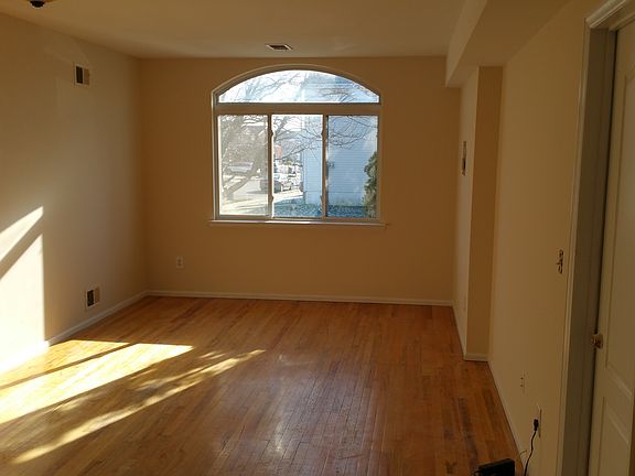 4th image of 55 Meadow Pl