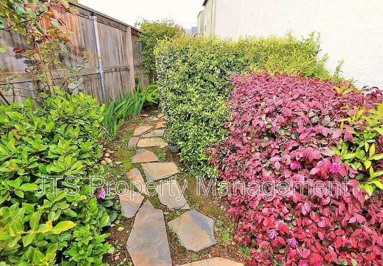 10921 Oakham Dr — Photo 34
