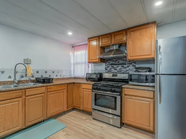 190 West 24th Street image 2 of 21