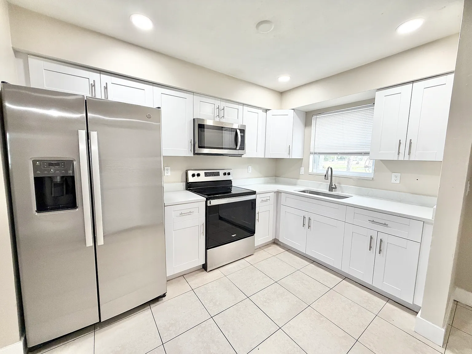 Sunshine Apartments — Photo 2