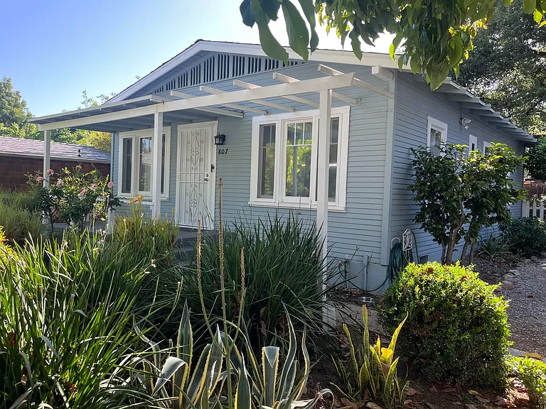 807 N Wilson Ave — Photo 1