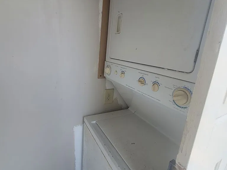 1006 Sealy St — Photo 9