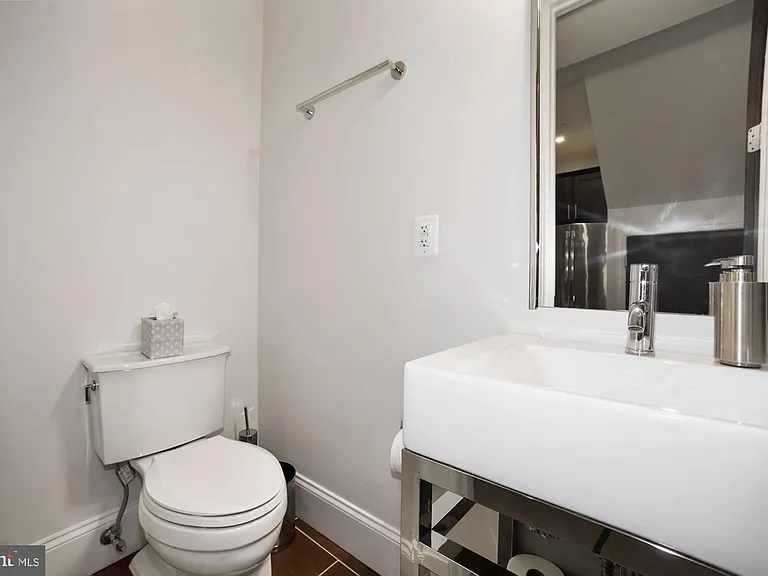 2298 Champlain St NW #B — Photo 4