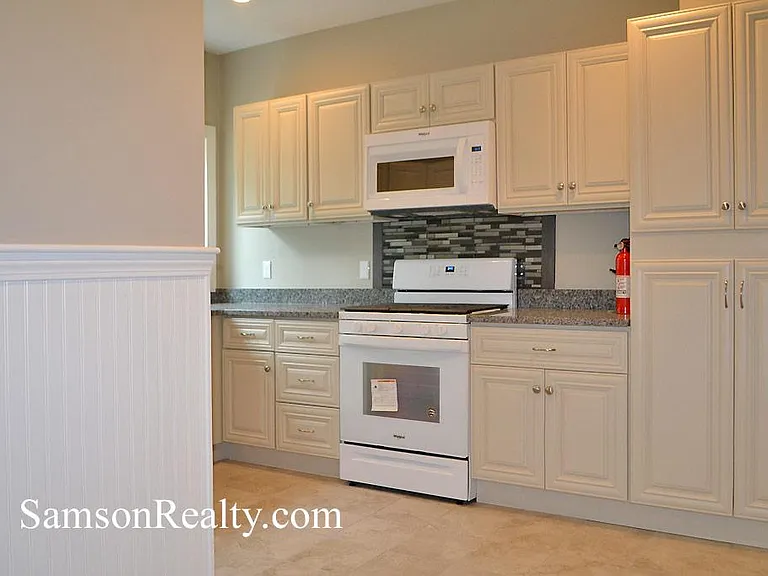 131 Benevolent St — Photo 8