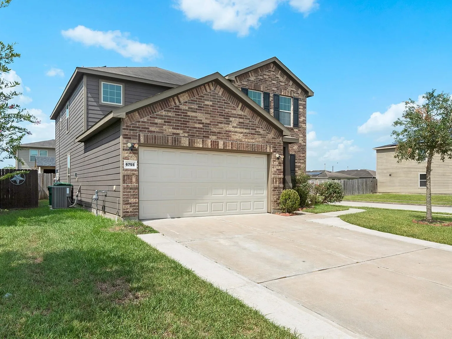 4 bed, 2.5 bath, 2704 sqft, $2,700 — Photo 1