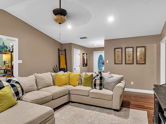 4th image of 3304 Birdsong St