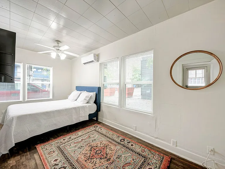 915 W 21st St #1 — Photo 7