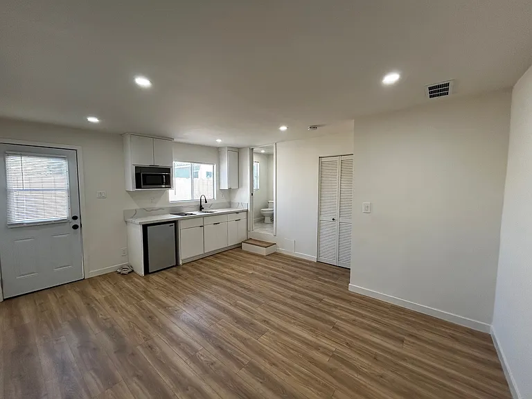 6651 Winnetka Ave — Photo 5