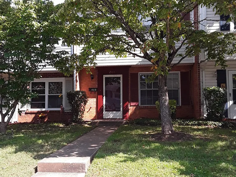 206 Devonshire Rd — Photo 2