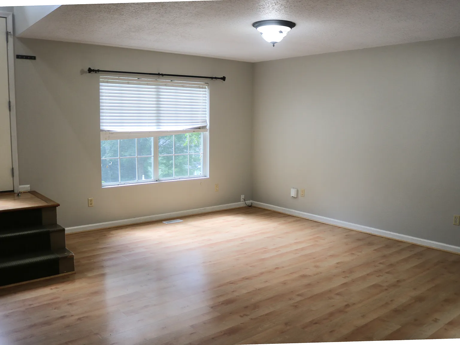3 bed, 2.0 bath, 1624 sqft, $2,300 — Photo 3