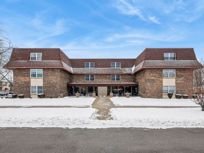 475 Shenstone Rd APT 304, Riverside, IL, 60546