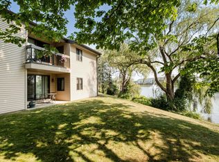 1061 Regent Rd UNIT 627, Oconomowoc, WI 53066