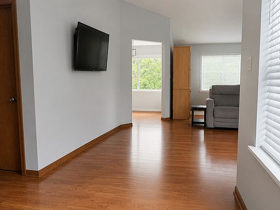 5th image of 2260 Woodside Dr
