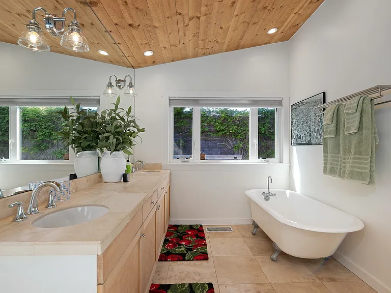 1093 Holly Ave — Photo 16