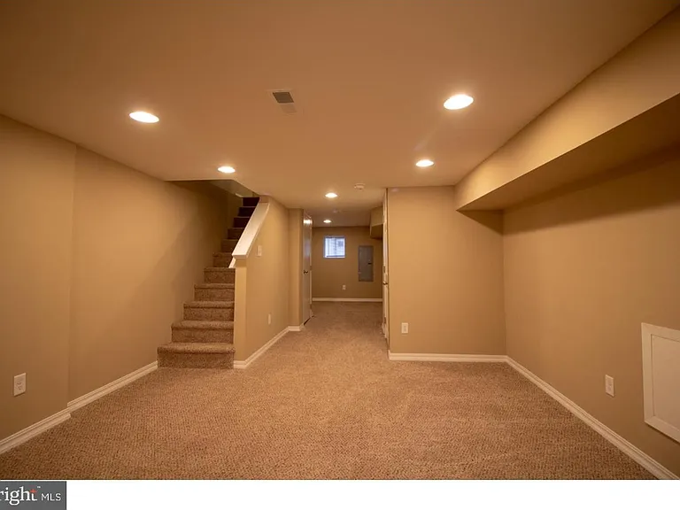 6241 N Woodstock St — Photo 11
