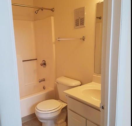 3rd image of 301 Victoria Pl