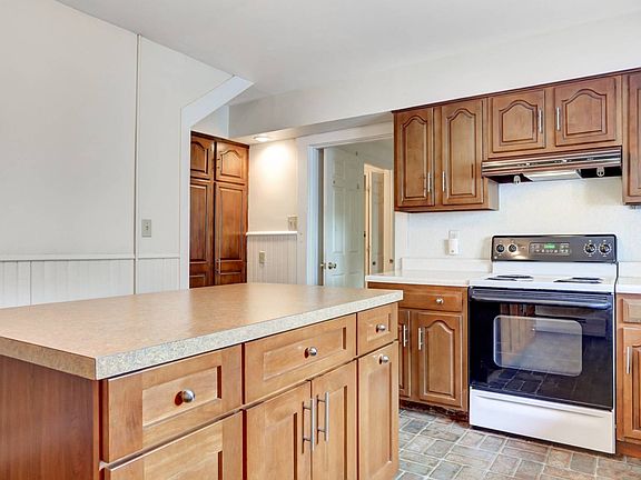 5th image of 141 Green St