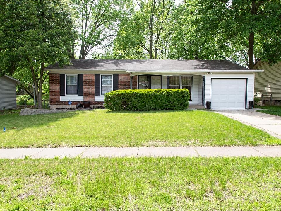Welcome to 11785 El Camara Dr. in the Mission Park East Subdivision and the Hazelwood East School district.