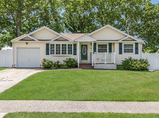 8 Fran Ln, Selden, NY 11784