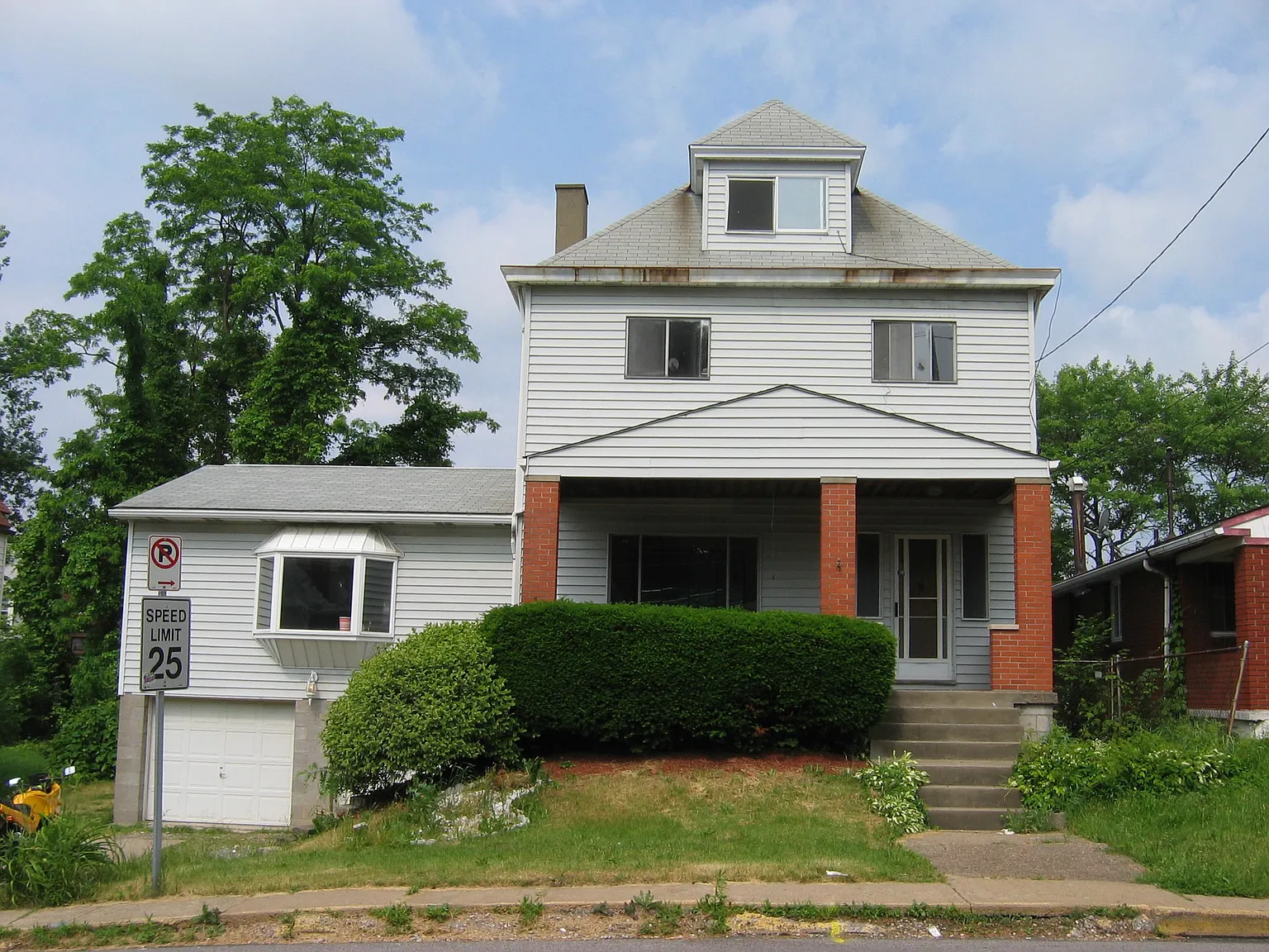 1402 Dagmar Ave photo 1