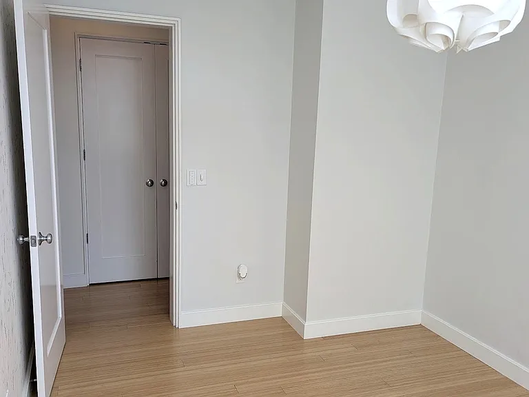 321 W 2nd St #10 — Photo 15
