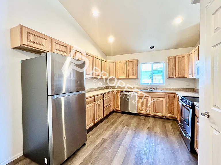 316 Columbine Dr — Photo 4