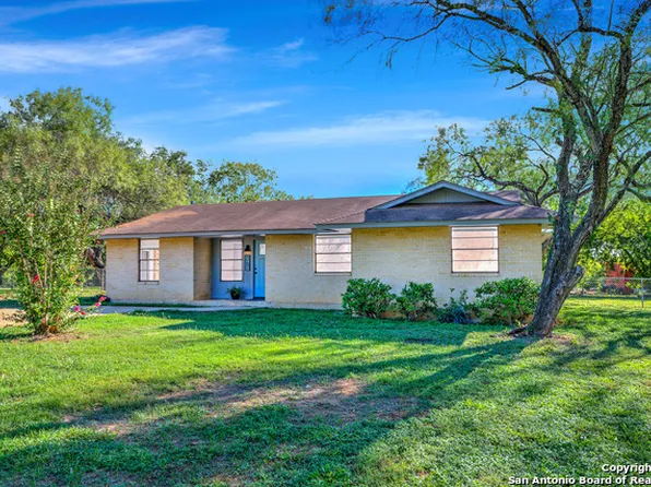 347 Country Acres Dr, Seguin, TX 78155