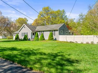 6 Robin Ct, North Haven, CT 06473