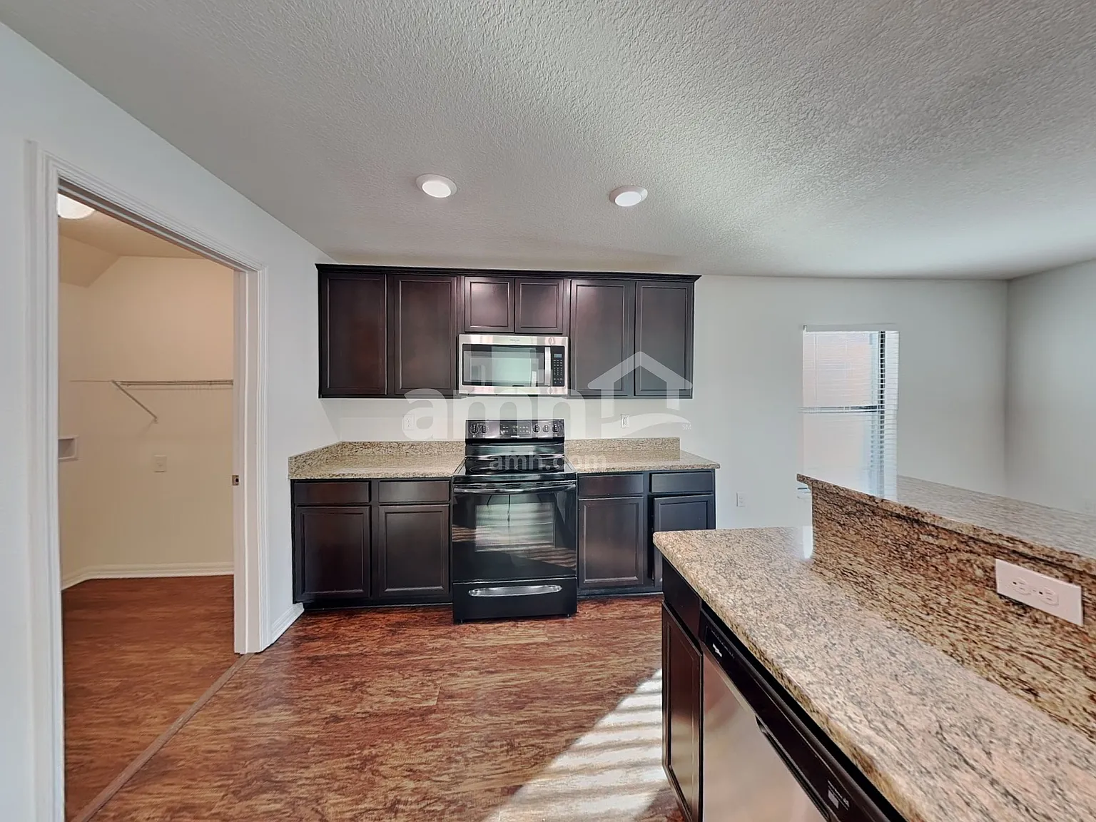 5 bed, 2.5 bath, 2461 sqft, $2,560 — Photo 4