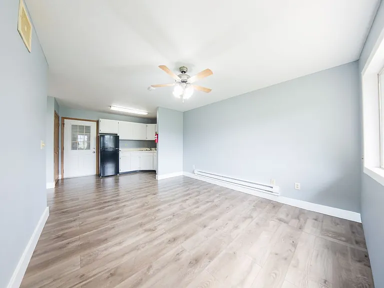 203 N East St — Photo 5