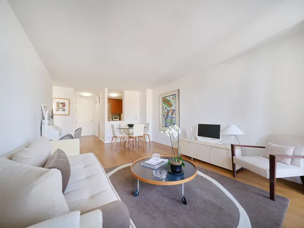 515 East 72nd Street 9P image 2 of 18