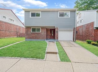 1652 202nd St, Bayside, NY 11360