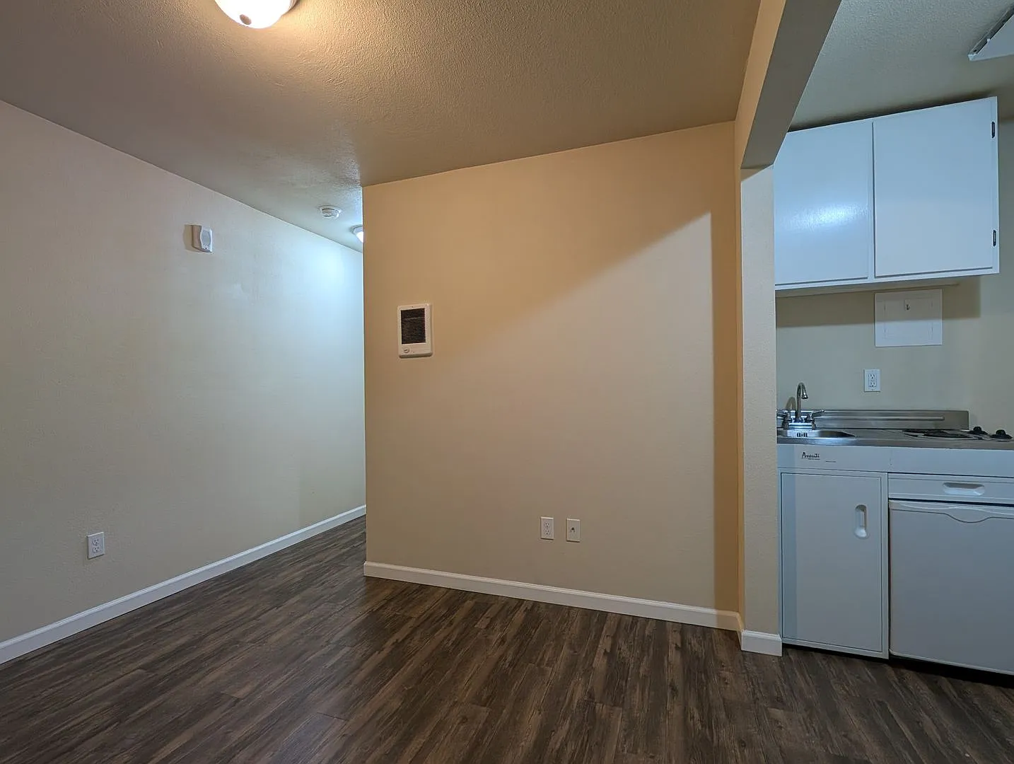 Great 1-bedroom, 1-Bath Apartment In Springfield With On-site Laundry! — Photo 2