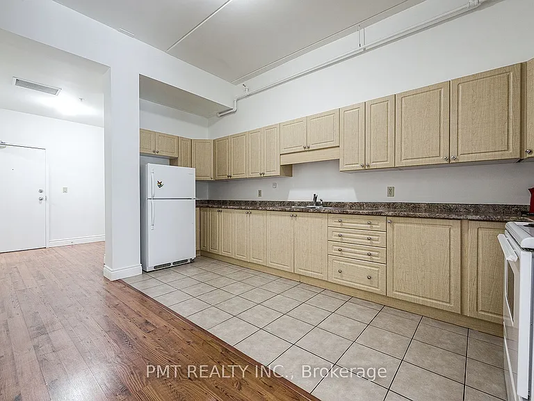 150 Colborne St #208 — Photo 4