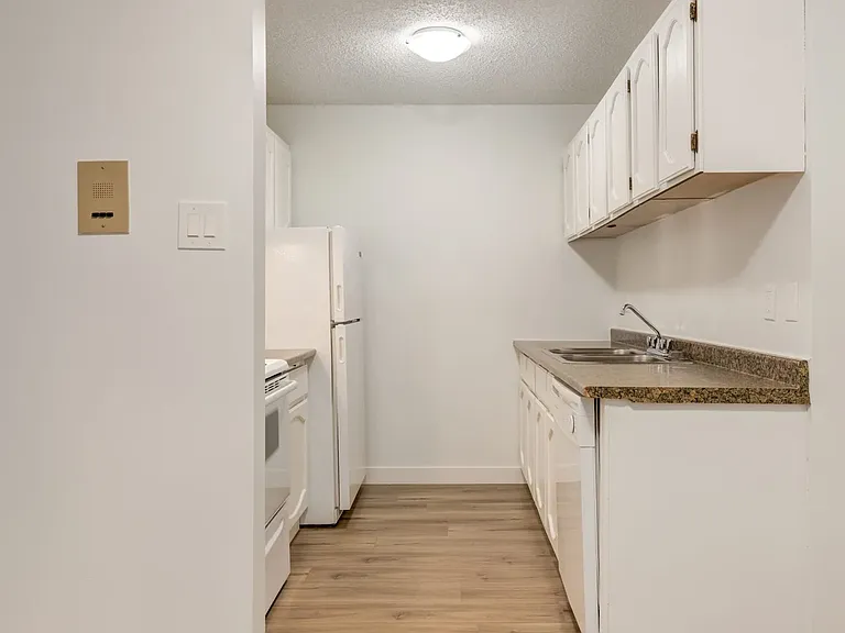 1825 Woodview Dr SW — Photo 8