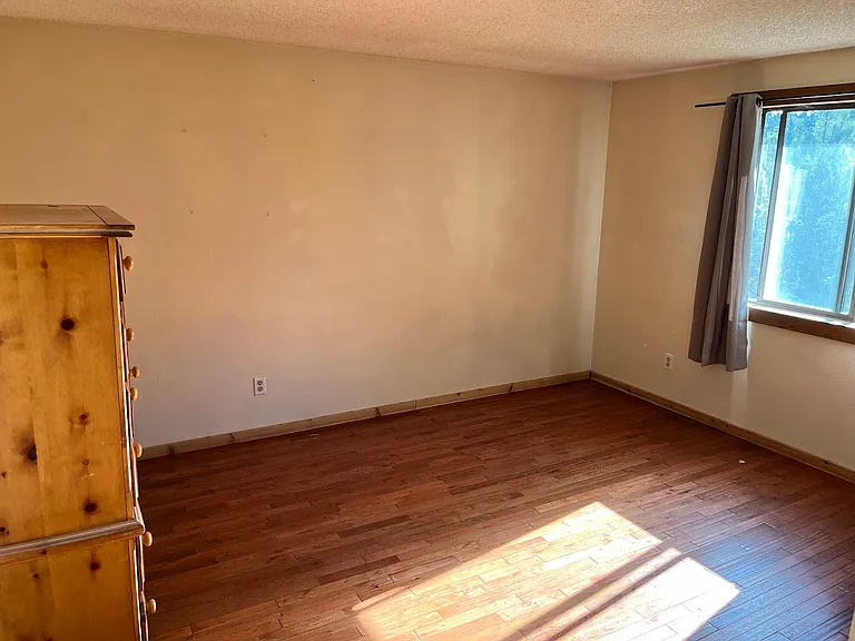 Upstairs second bedroom.