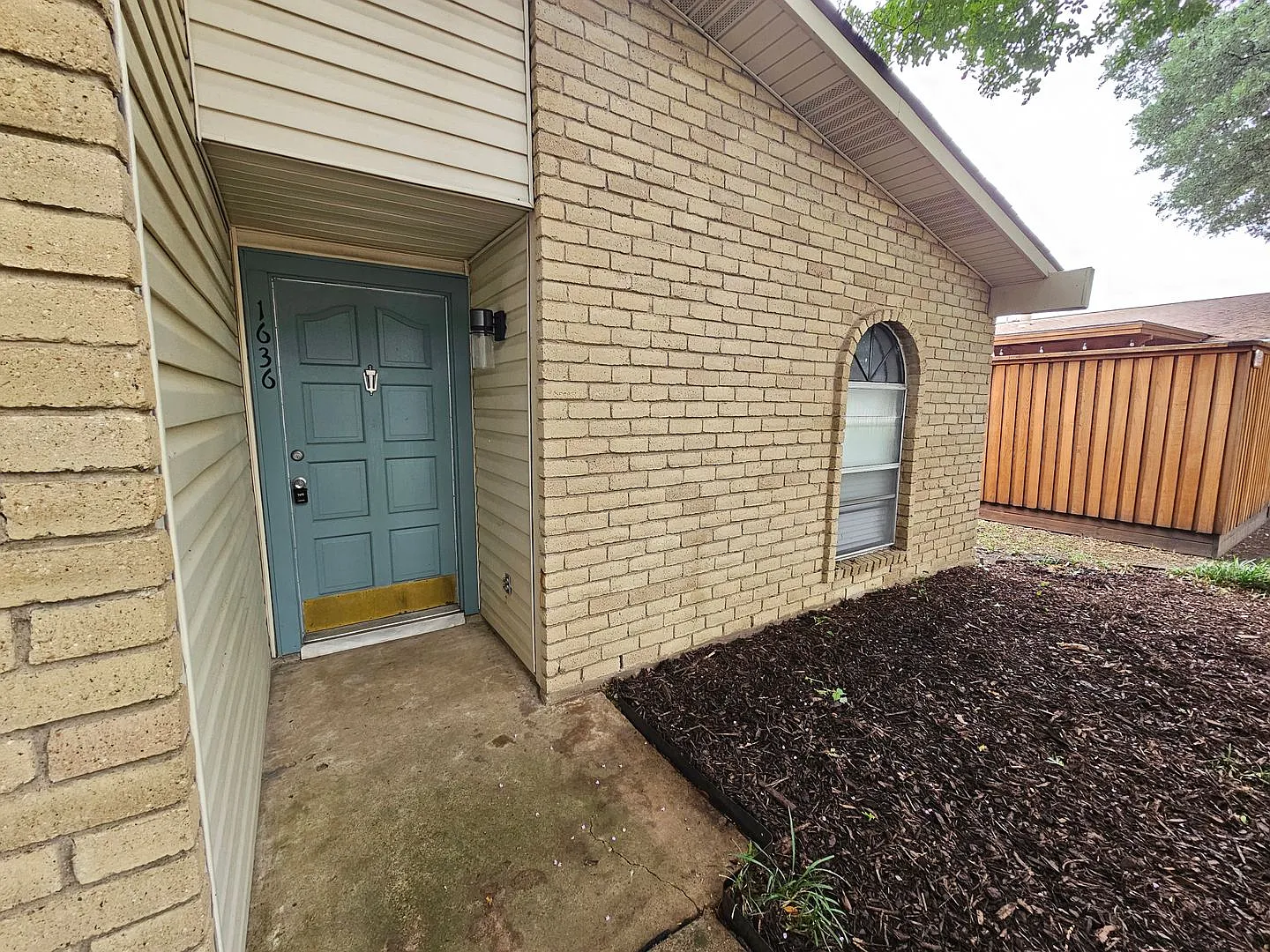 Home located on nice size lot with mature trees. — Photo 3
