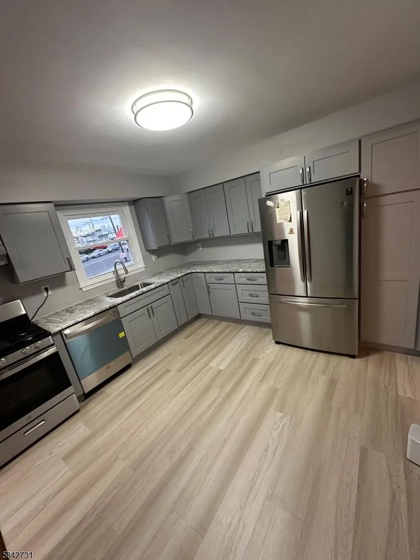 3 bed, 1.0 bath, $3,000 — Photo 3
