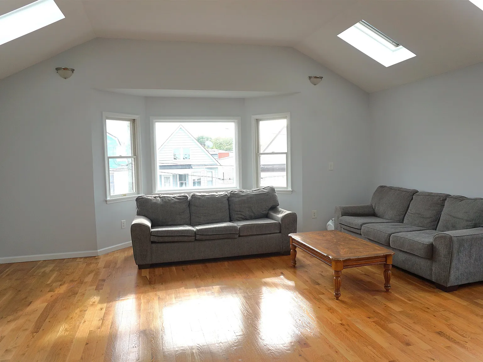 3 bed, 2.0 bath, 1300 sqft, $2,900 — Photo 2