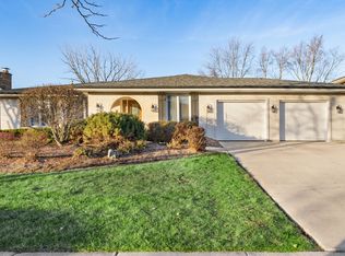 158 Chaucer Ct, Willowbrook, IL 60527