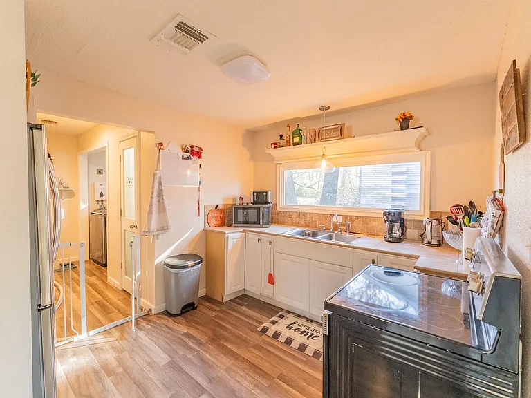 604 W A St — Photo 14