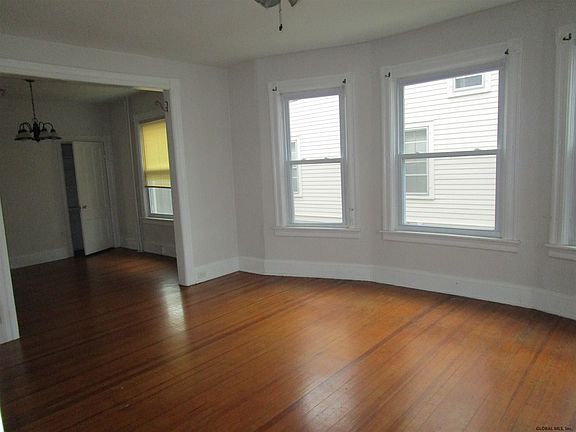 3rd image of 493 Pawling Ave