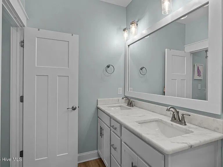 310 Lord Berkeley Dr — Photo 37