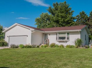 1075 Dorwood Dr, Lake Geneva, WI 53147