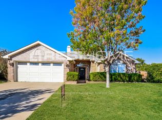 321 Fairhaven Ct, Arlington, TX 76018