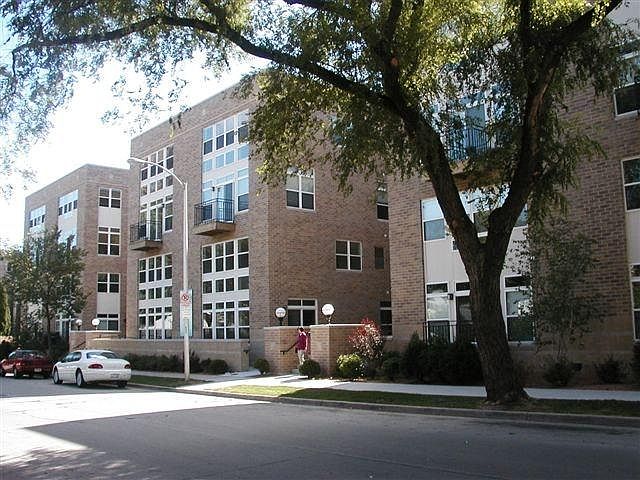 1st image of 1550 N Warren Ave Floor 3